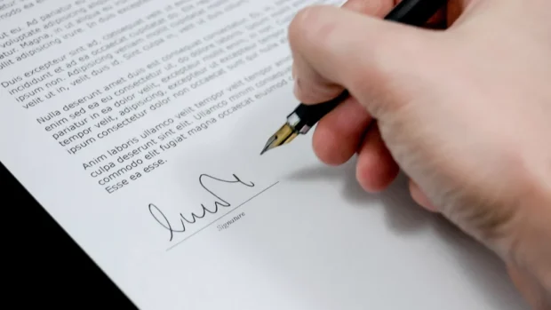 Signature d'un contrat d'aide à domicile