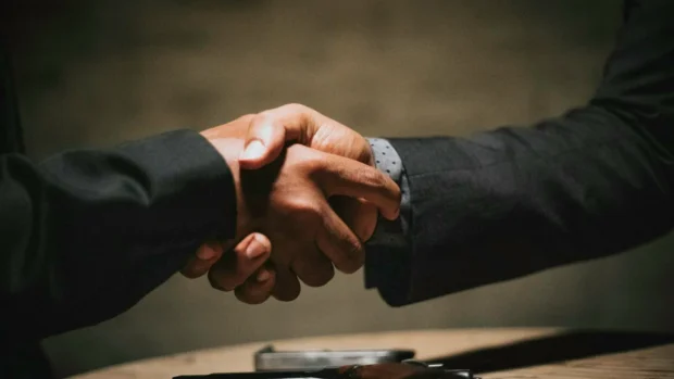 Poignée de main avec un prestataire de services